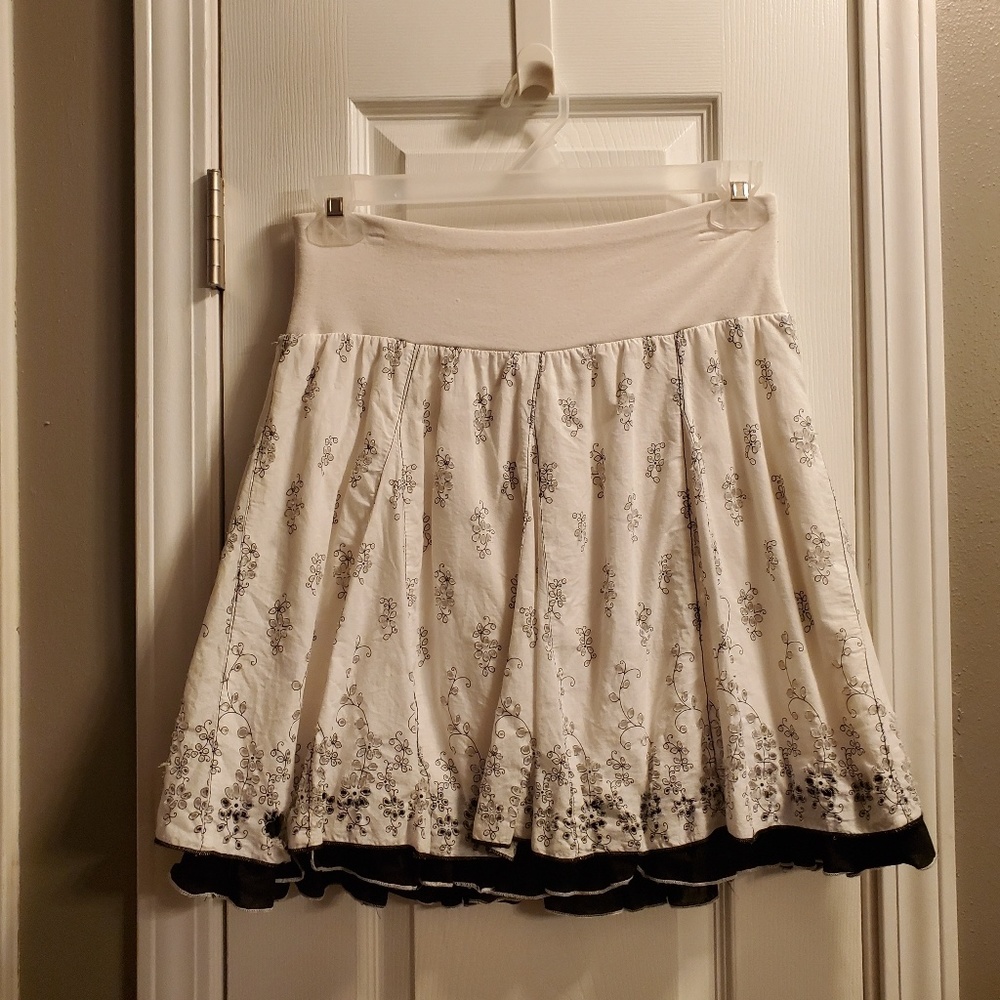 Black/white knee length skirt